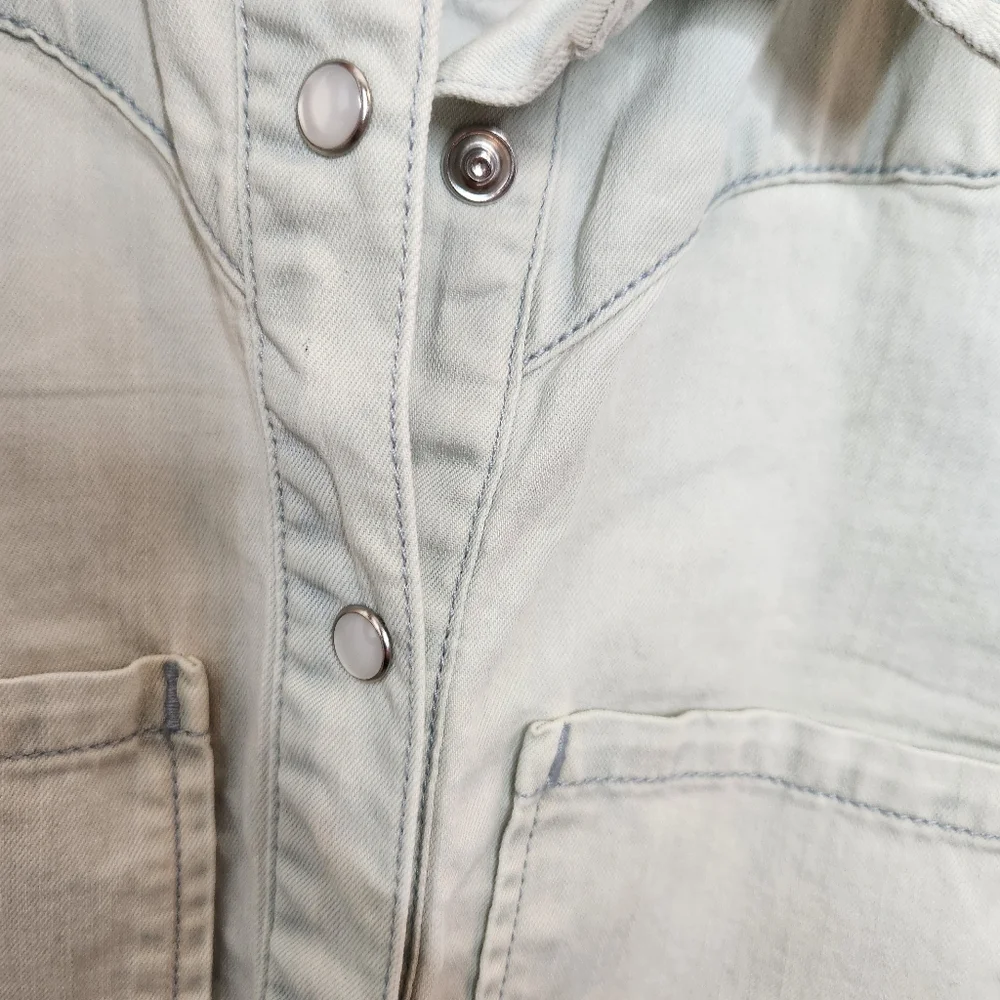 IDYLLWIND By Miranda Lambert Light Denim Chambray Sleeveless Shirt Pearl Snap - Picture 6 of 8